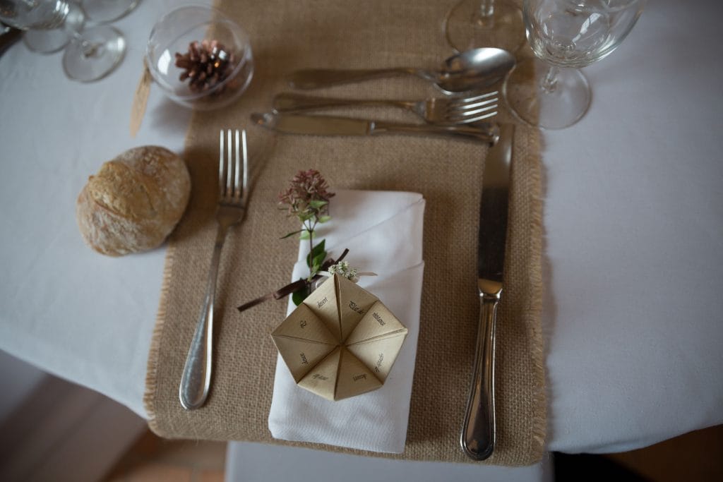 Table de mariage dressée avec les menus cocotte marque place