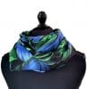 echarpe en soie fleurs tropicales vert et bleu