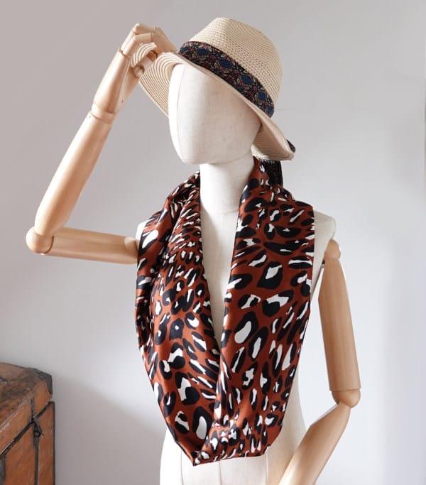 foulard en soie leopard cannelle