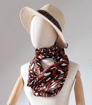 foulard en soie leopard cannelle