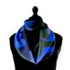 foulard en soie motifs géométriques bleu klein