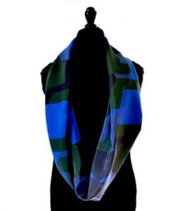 foulard en soie motifs géométriques bleu klein