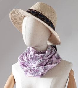 foulard en soie rose motif fleuri