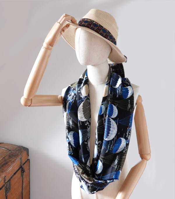 foulard en soie bleu - parachute